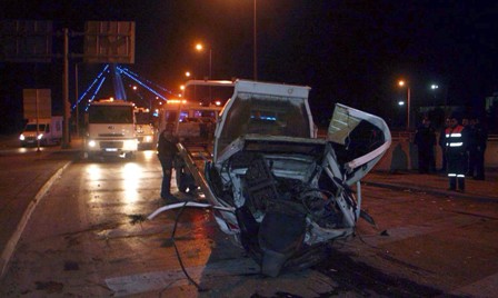 Korkuluklara çarpan araçtan dışarı fırladılar: 2 Ölü