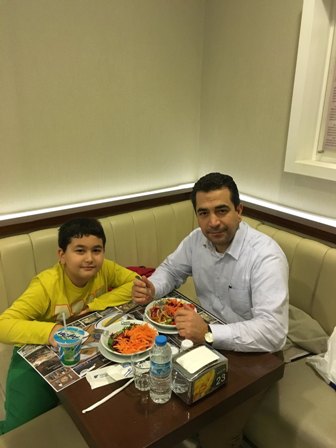 Baba oğul birlikte takılıyorlar