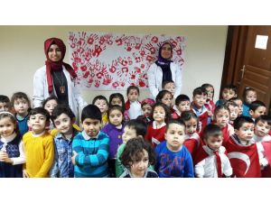 Minikler, Türk bayrağını resmetti