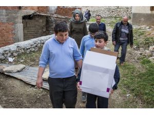 Kısa filmle gelen yardımlar Suriyelilerin yüzünü güldürdü