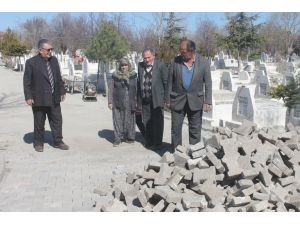 Derinkuyu Mezarlığında bahar temziliği