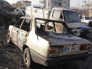 Ankara'da iki araç kundaklandı