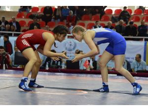 Ağabeylerine özenerek güreşe başladı, şimdi olimpiyatı hedefliyor