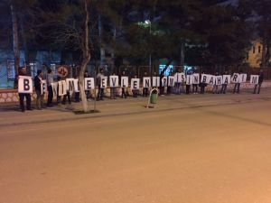 Evlenme teklifi için yolu trafiğe kapattı