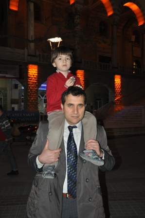 Baba oğul gece gezmesinde