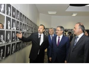 Düşünce tembelliğine dikkati çekmek için sergi açtılar