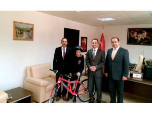 Seydişehir Kaymakamı Özyiğit, TEOG birincisini ödüllendirdi