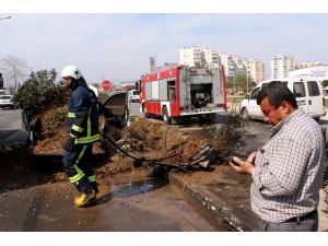 Yanan aracı kepçeyle atılan toprakla söndürdüler