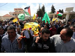 İsrail askerlerinin öldürdüğü Filistinlinin cenaze töreni