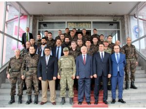 Sivas Valisi Barut'tan özel harekat polislerine moral yemeği