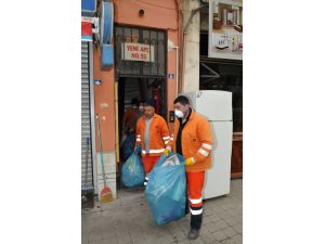 Kocaeli'de bir evden 3 kamyon çöp çıktı