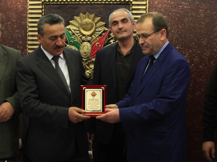 Başkan Tutal’a plaket