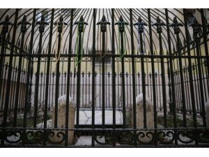 Aşık Yunus'un türbesi apartman boşluğunda kaldı