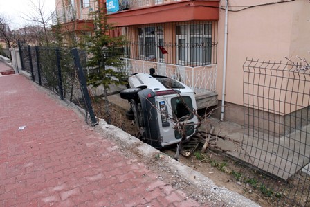 Hafif ticari araç evin bahçesine uçtu: 1 yaralı