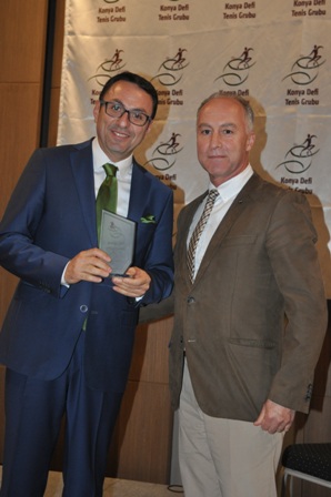 Yönet, en şık tenisçi