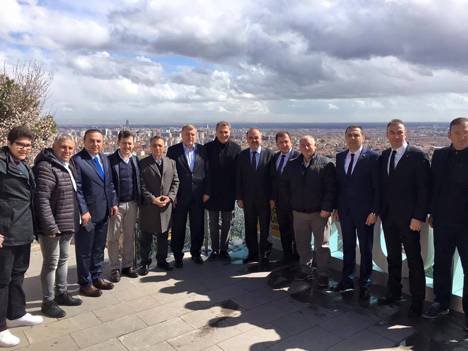 Maç öncesi yemek yediler