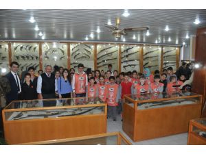 Öğrenciler MKEK Silah Müzesini gezdi