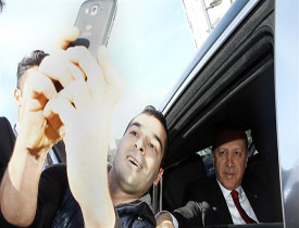 Cumhurbaşkanı Erdoğan vatandaşlarla selfie çektirdi