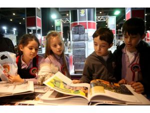 3. CNR Kitap Fuarı'nda AA yayınlarına yoğun ilgi