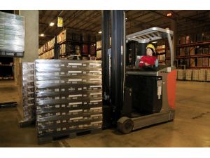 Evde dolap yerleştirir gibi ürün yerleştiriyorlar