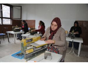 Ahşap oymacılığına kadın eli değiyor