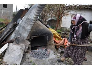 Bahçesinde pişirdiği ekmekle geçimini sağlıyor