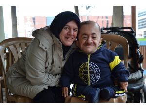 Ömrünü cam kemik hastası oğluna adadı