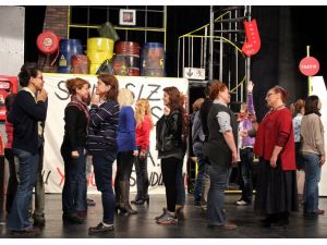 İzmir'de öğretmenlere tiyatro eğitimi