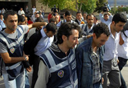 Teğmenler içeride Komutan gibi!