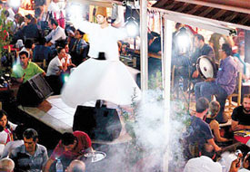 Bu semazenler para için dönüyor