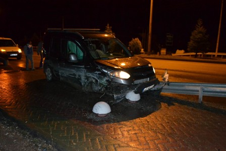 Hafif ticari araç bariyerlere çarptı