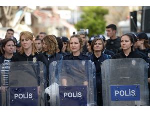 Eylemciler de polisler de kadın