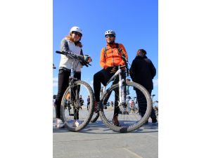 Kadına şiddete  "pedallı"  protesto