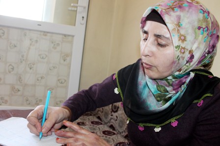 Babası okutamadı, kendi çabasıyla okuma yazma öğrendi