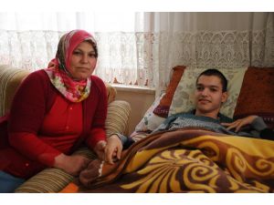 Biri engelli 3 çocuğuna hem annelik hem babalık yapıyor