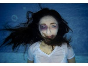 "Kadına yönelik şiddete su altında sessiz tepki"