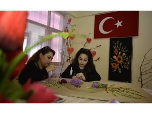 Acılarını motiflere işliyorlar