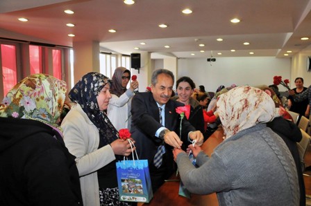 Başkan Akkaya’dan bayan personele çiçek ve hediye