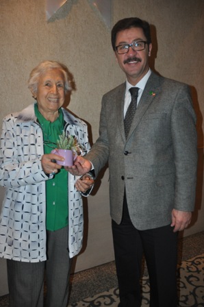 Çelik’den Kadınlar Günü çiçeği