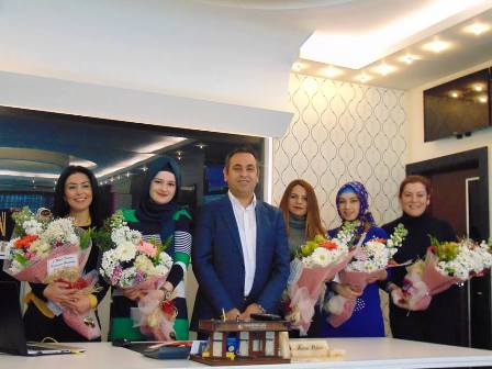 Peker’den çiçekli kutlama