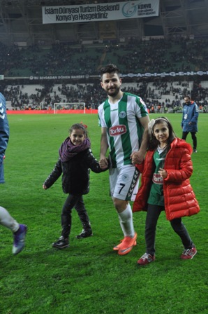 Ömer Ali gol sevincini yeğenleriyle kutladı