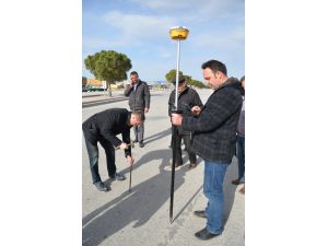 Arazilerinden geçen yolu tırlarla trafiğe kapattılar