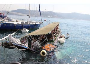 Bebek sahilinde su alan tekne kısmen battı