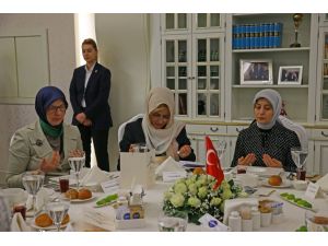 Sare Davutoğlu'ndan şehit aileleriyle duygusal buluşma