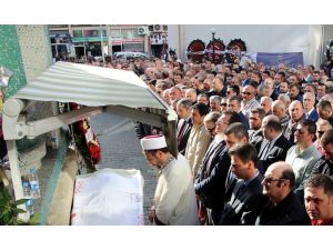 Sanatçı Konak'ın annesi son yolculuğuna uğurlandı