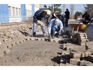 Suşehri Belediyesi parke ve temizlik çalışmalarına başladı