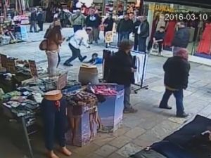 Seyyar satıcıdan çocuğa darp