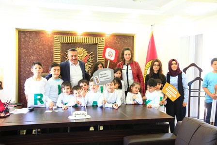 Anaokulu öğrencilerinden başkan Tutal’a ziyaret