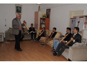 Kemençeyi önce yapıyorlar sonra çalıyorlar