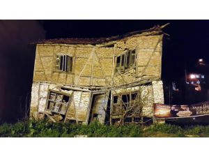 Eski evi taşlarla yıktılar